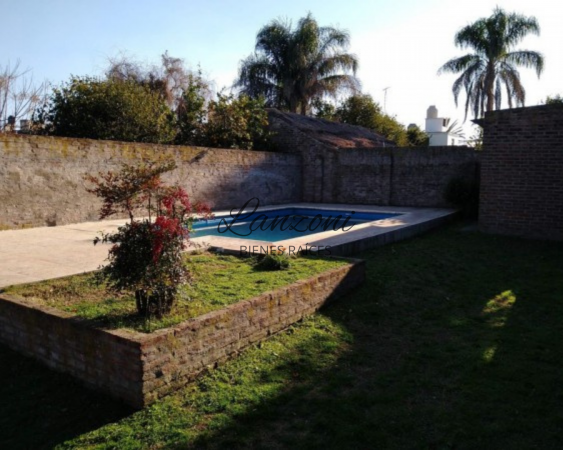 CASA CÉNTRICA CON IMPORTANTE AMPLITUD DE PARQUE - Cód. LBR88CAS