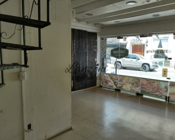 RIVADAVIA AL 700, VENTA DE IMPECABLE LOCAL COMERCIAL EN PLENO CENTRO DE LA CIUDAD - Cód. LBR84LOC